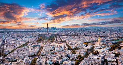 Panoramablick auf Paris vom Montparnasse auf den Eiffel-Turm bei Sonnenuntergang &ndash; &copy; ©Augustin Lazaroiu - stock.adobe.com