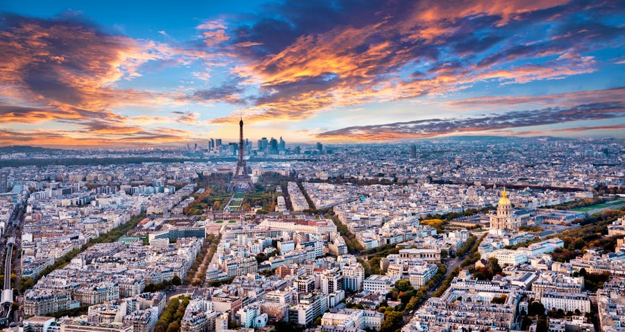 Panoramablick auf Paris vom Montparnasse auf den Eiffel-Turm bei Sonnenuntergang – © ©Augustin Lazaroiu - stock.adobe.com