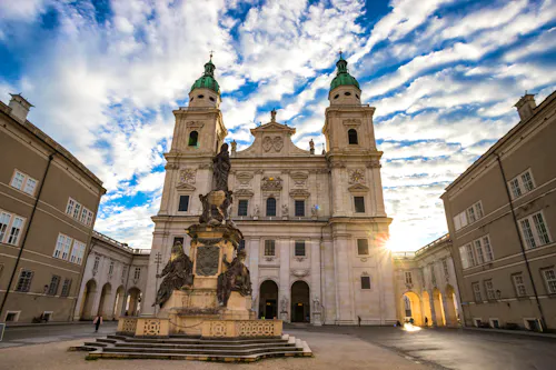 Salzburg - der Domplatz in der Altstadt &ndash; &copy; ©Tobias Arhelger - stock.adobe.com