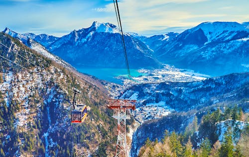 Gondelbahnfahrt von Ebensee zum Feuerkogel mit Blick auf den Traunsee &ndash; &copy; ©efesenko - stock.adobe.com