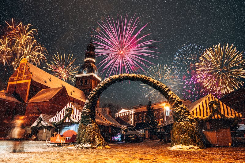 Riga, die Hauptstadt Lettlands, im Winter - Feuerwerk über der Altstadt und dem Weihnachtsmarkt - ©©ingusk - stock.adobe.com