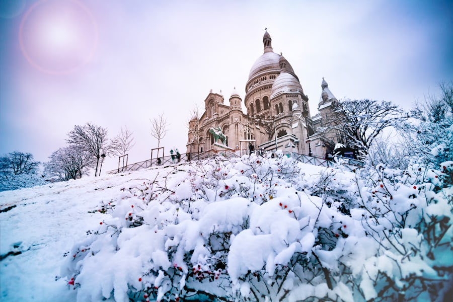 Paris - Winter am Montmartre mit Blick zur Sacre-Coeur – © ©Sergey Novikov - stock.adobe.com
