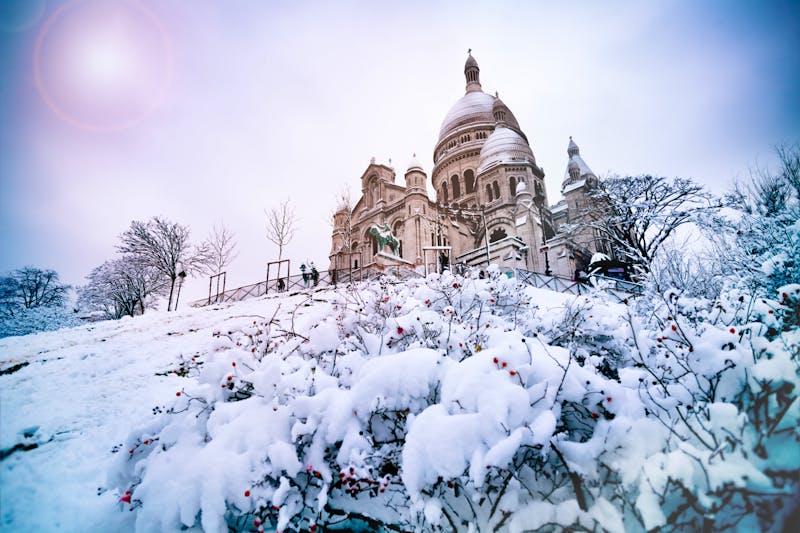 Paris - Winter am Montmartre mit Blick zur Sacre-Coeur - ©©Sergey Novikov - stock.adobe.com