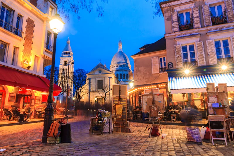 Paris - Place du Tertre auf dem Mountmatre mit Blick auf Sacre Coeur - ©©dennisvdwater - stock.adobe.com