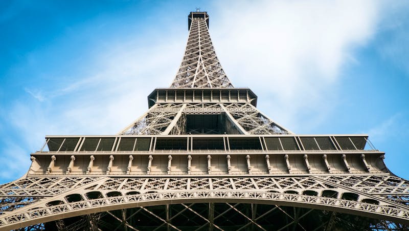 Paris - Eiffel-Turm aus der Nähe - ©©byjeng - stock.adobe.com