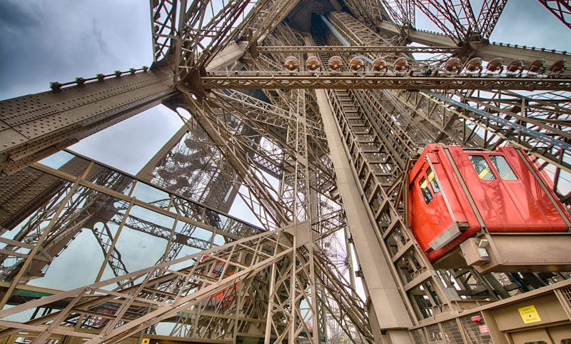 Paris - Aufzug auf den Eiffel-Turm - ©©jovannig - stock.adobe.com