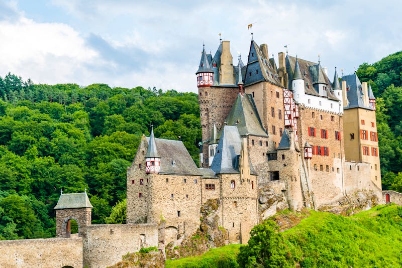 Burg Eltz - Höhenburg aus dem 12. Jahrhundert und UNESCO-Weltkulturerbe - ©©naughtynut - stock.adobe.com