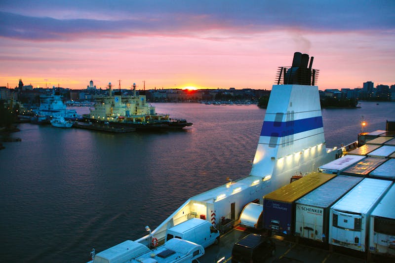 Helsinki – Finnline beim beim Auslaufen bei Sonnenuntergang - ©Finnlines Deutschland GmbH