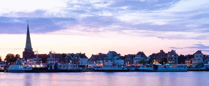 Ostsee – Skyline von Travemünde am Abend - ©©Christian Bargon - stock.adobe.com