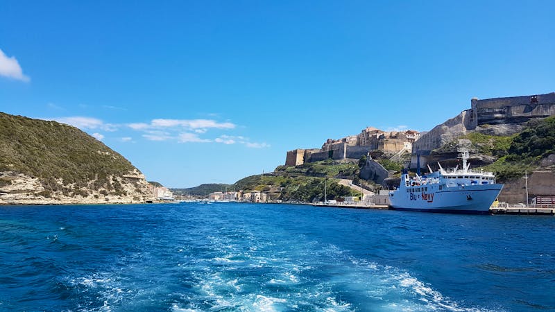 Korsika - Einfahrt in den Hafen von Bonifacio - ©Ria Heilmann