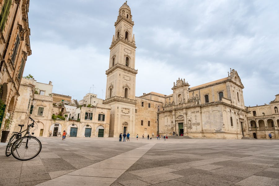 Lecce - Domplatz mit Dom und Glockenturm – © Dziurek - stock.adobe.com