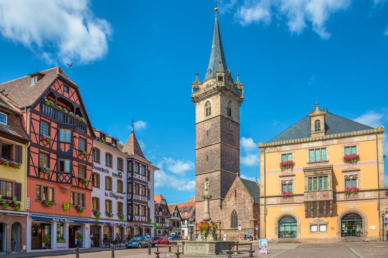 Rathaus und Marktplatz von Obernai - ©©Pierre Violet - stock.adobe.com