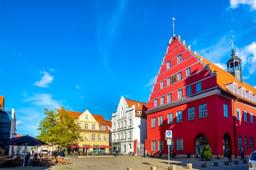 Greifswald, Fischmarkt und Rathaus  &ndash; &copy; ©pure-life-pictures - stock.adobe.com