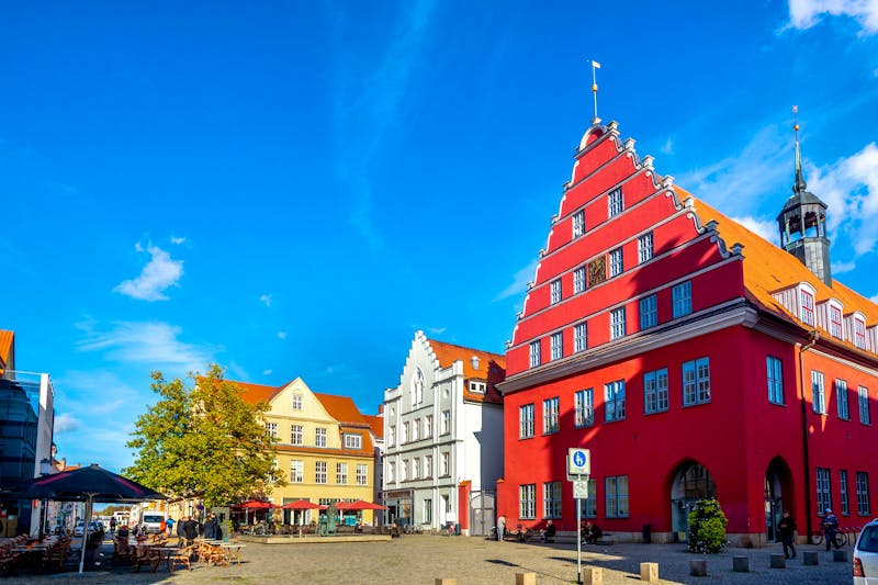 Greifswald, Fischmarkt und Rathaus  - ©©pure-life-pictures - stock.adobe.com