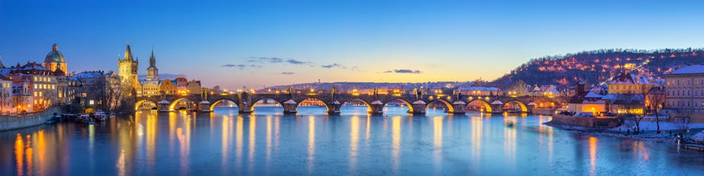 Prag – Panoramablick auf die Karlsbrücke im Winter am Abend &ndash; &copy; tichr - stock.adobe.com