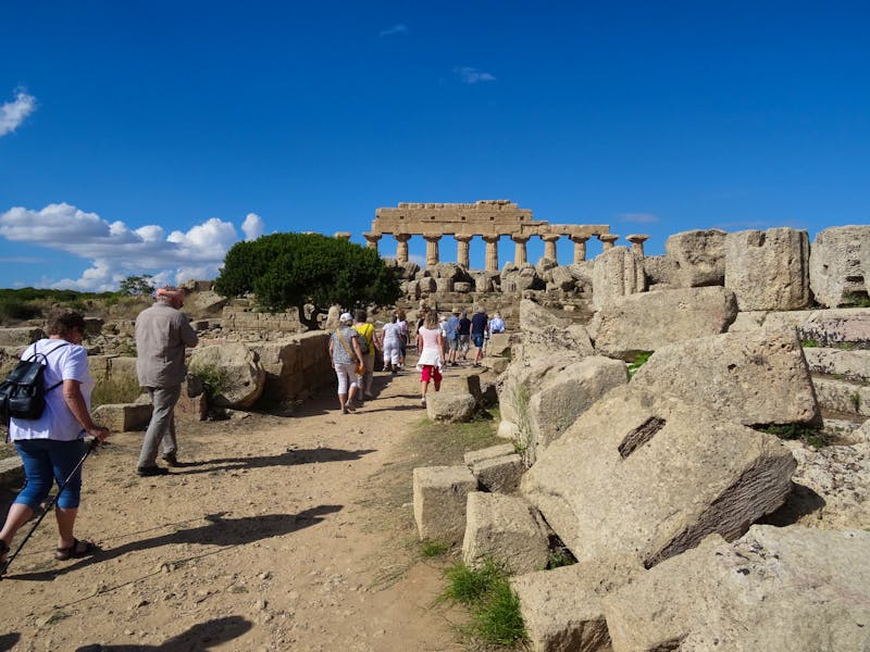 Selinunte - Akropolis mit Apollon-Tempel - ©Ralf Mehnert