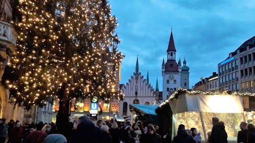 München - Marienplatz mit altem Rathaus &ndash; &copy; Gina Egenolf