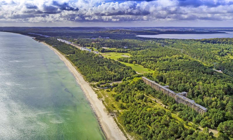 Prora an der Ostseeküste der Insel Rügen - ©©konradkerker - stock.adobe.com