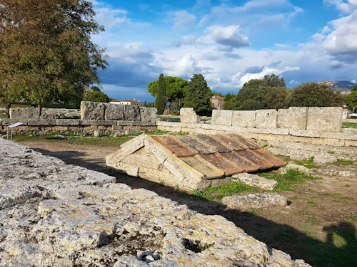 Paestum - Ausgrabungen, symbolisches Grab &ndash; &copy; Ria Heilmann