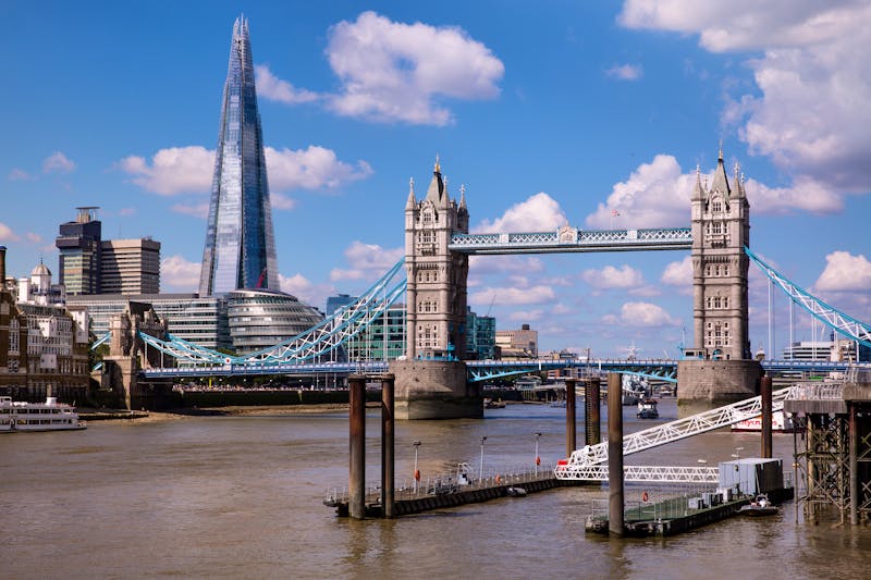 Wolkenkrater The Shard und Tower Bridge in London - ©©Agota - stock.adobe.com