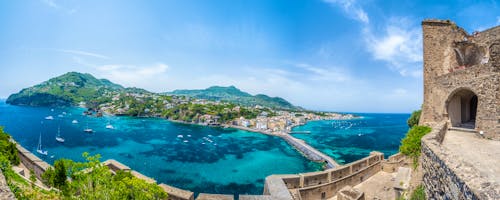 Porto Ischia - Blick vom Castello Aragonese &ndash; &copy; Balate Dorin - stock.adobe.com