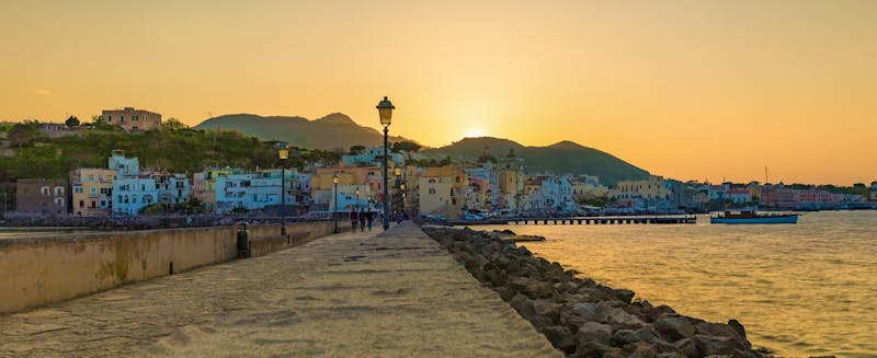Insel Ischia - Sonnenuntergang - &copy;IgorZh - stock.adobe.com