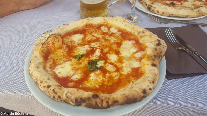 Neapel - echte Pizza Margherita - &copy;Martin Büchner