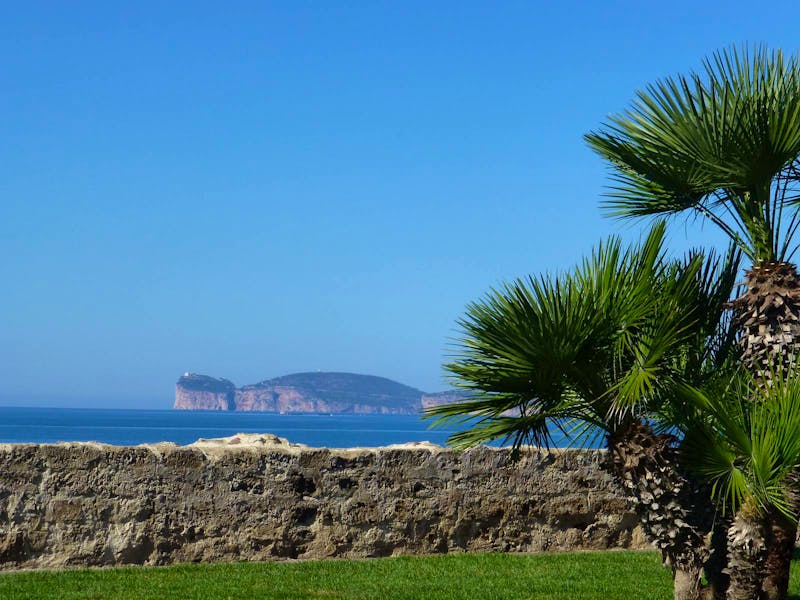 Alghero - Blick von der Stadtmauer zum Capo Caccia - ©Claudia Bernhardt