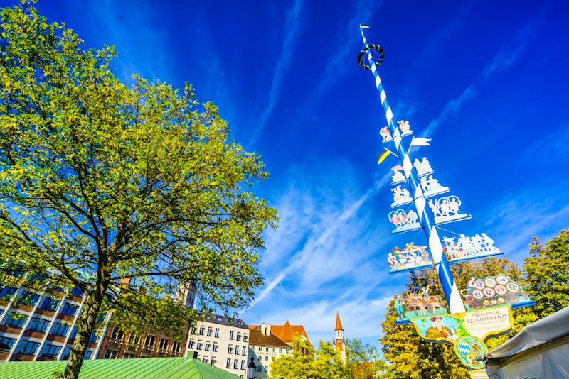 Maibaum auf dem Viktualienmarkt in München - ©©streetflash - stock.adobe.com