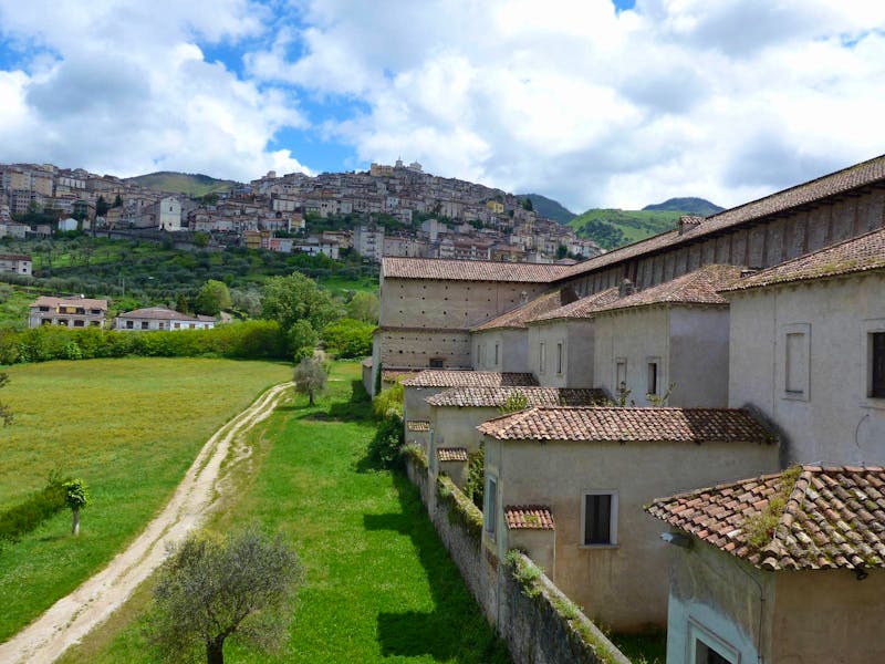 Padula - Blick über die Zellen der Mönche zur Stadt - ©Ria Heilmann