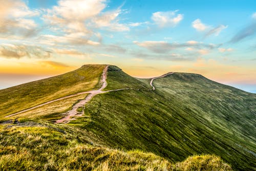 Pen Y Fan Bergkette im Bannau Brycheiniog (Brecon Beacons) Nationalpark &ndash; &copy; ©Jon - stock.adobe.com