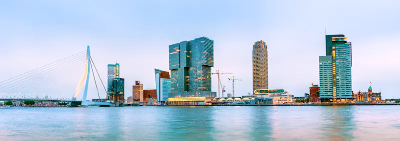 Erasmusbrücke und Skyline von Rotterdam zur blauen Stunde - &copy;©djama - stock.adobe.com