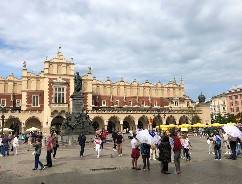 Tuchhallen in Krakau, mit dem Denkmal von Adam Mickiewicz - ©Falk Rätzer - Eberhardt TRAVEL