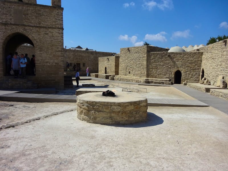 Besichtigung des Feuertempels Ateshgah auf der Halbinse Absheron - ©Inge Bily - Eberhardt TRAVEL