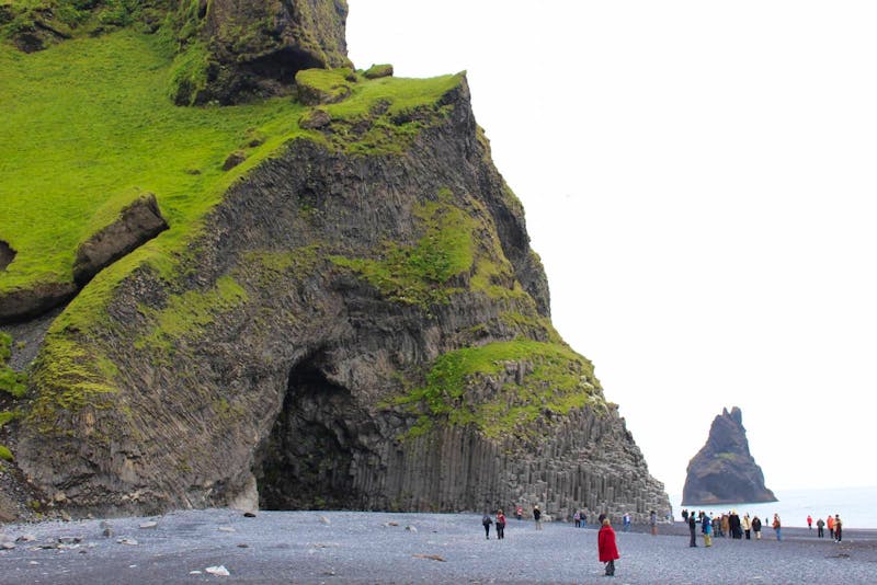 Blick auf die Felsen von Reynisdrangar im Süden von Island - ©Marianne Förster