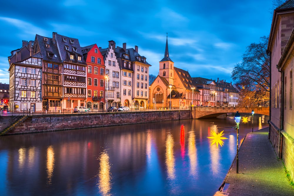Altstadt in Straßburg zur Weihnachtszeit &ndash; &copy; ©Mapics - stock.adobe.com