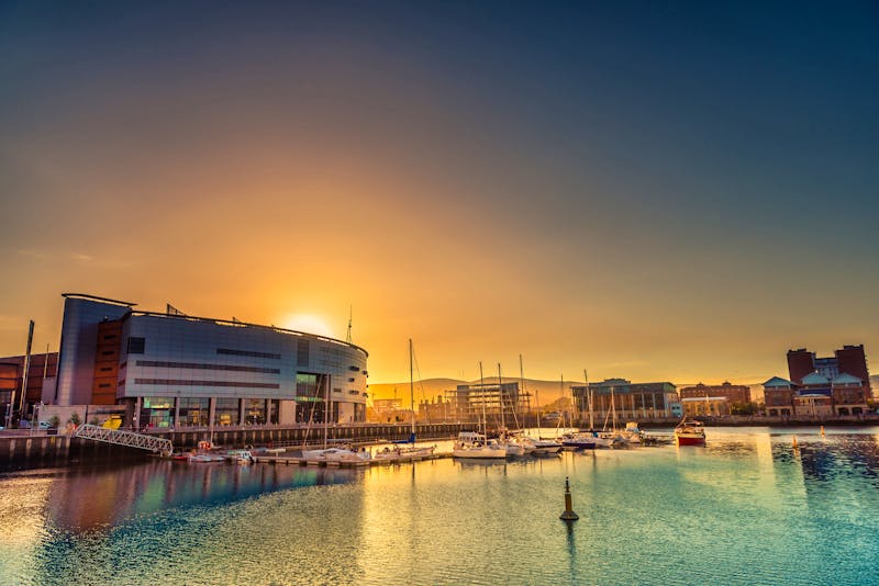 Belfast am Abend - ©surangaw – Adobe Stock