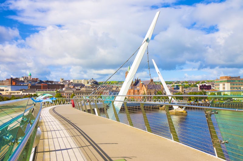 Londonderry, Friedensbrücke - ©Francesco Scatena – Adobe Stock