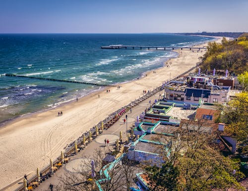 Blick auf die Strandpromenade von Kolberg – © ©Fotokon - stock.adobe.com