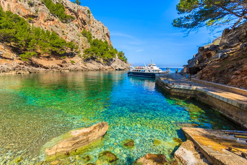 Ausflugsboot in der Bucht von Sa Calobra - ©©pkazmierczak - stock.adobe.com