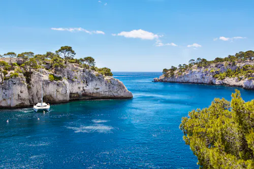 Bootsfahrt in der Bucht von Cassis - Provence &ndash; &copy; ©Irina Schmidt - stock.adobe.com