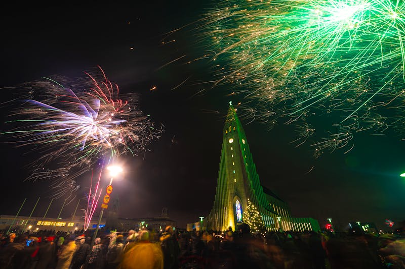 Neujahrsfeuerwerk in Reykjavik an der Hallgrímskirche - ©Danil Nikonov - stock.adobe.com