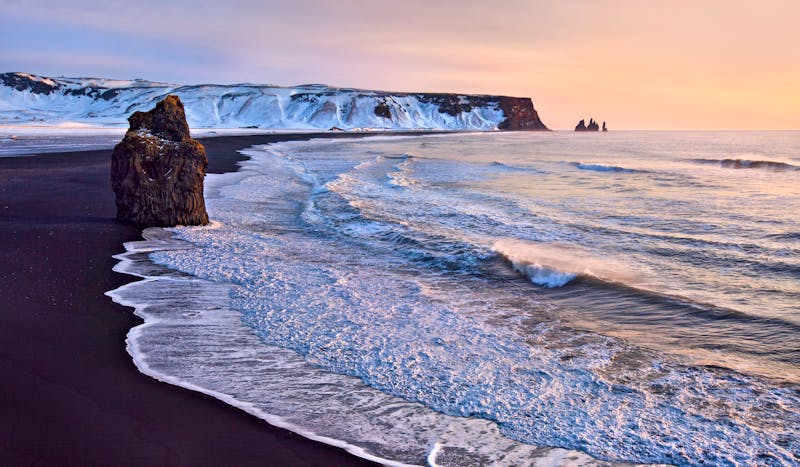 Reynisdrangar an der Bucht von Reynisfjara - ©Valeriy - stock.adobe.com