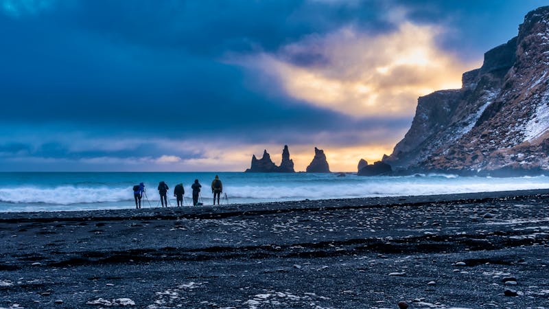 Reynisdrangar an der Bucht von Reynisfjara - ©henryopzolder - stock.adobe.com
