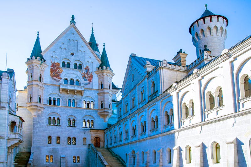 Innenhof von Schloss Neuschwanstein  - ©©Iaroslava Zubenko - stock.adobe.com