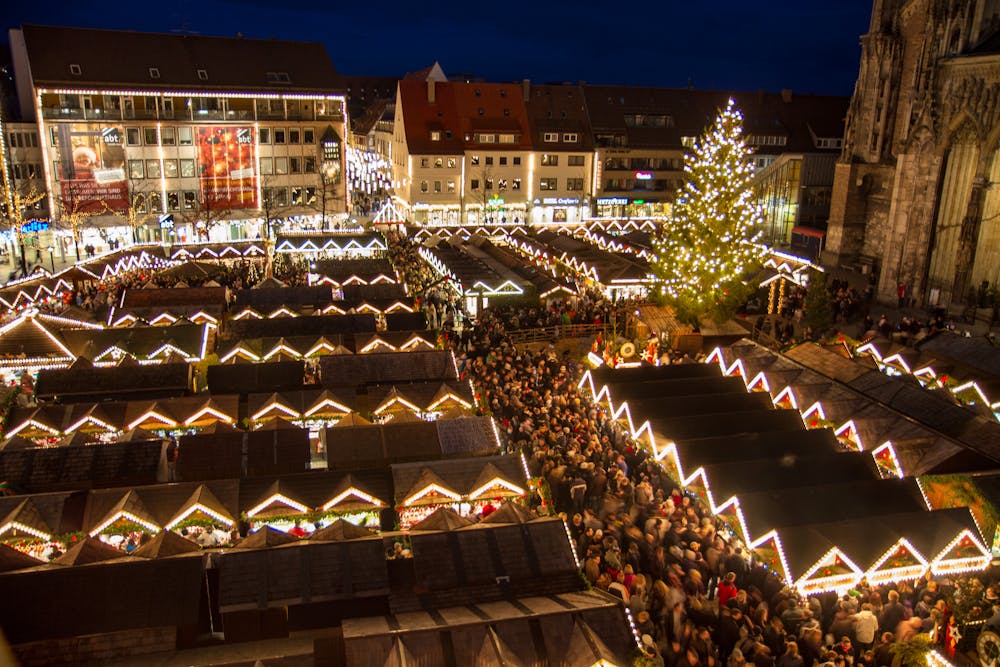 Ulm – Weihnachtsmarkt am Abend mit Kathedrale &ndash; &copy; Vollverglasung - stock.adobe.com