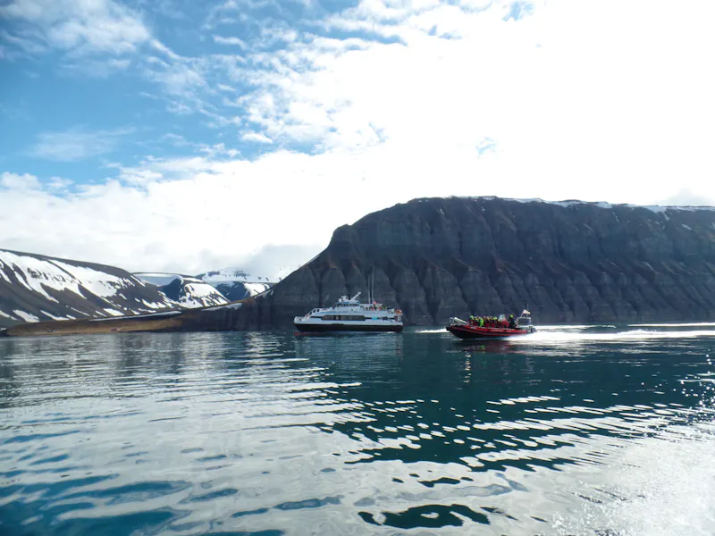 Ausflugsschiff und RIB-Boot an der Küste von Spitzbergen - &copy;Mario Scheinert