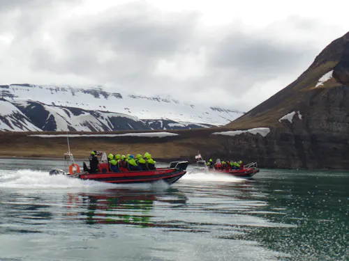 RIB-Bootfahrt entlang der Küste von Spitzbergen &ndash; &copy; Mario Scheinert