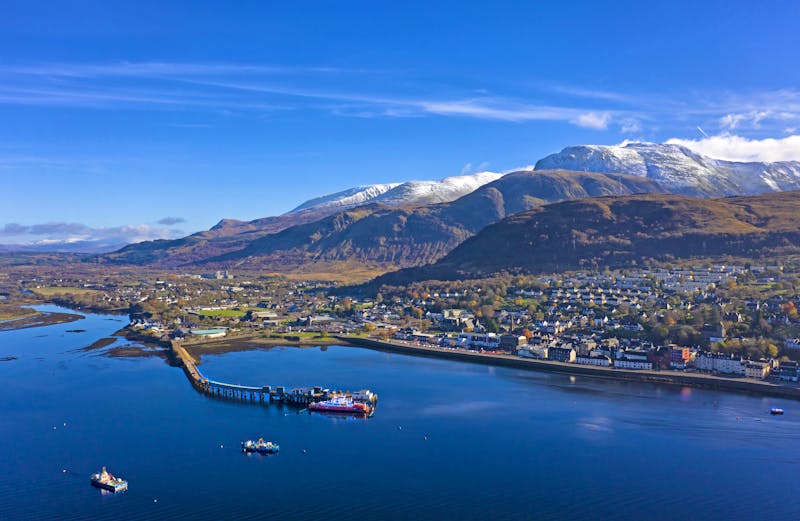 Fort William und Ben Nevis Bergmassiv in Schottland - ©©UAV4 - stock.adobe.com