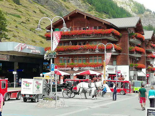 Am Bahnhof von Zermatt &ndash; &copy; Martina Pötschke